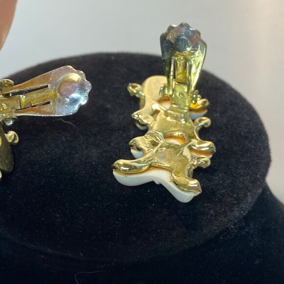 Vintage Clip On Earrings White Thermoset Plastic Flower Petal Motif Gold Tone - Picture 11 of 11